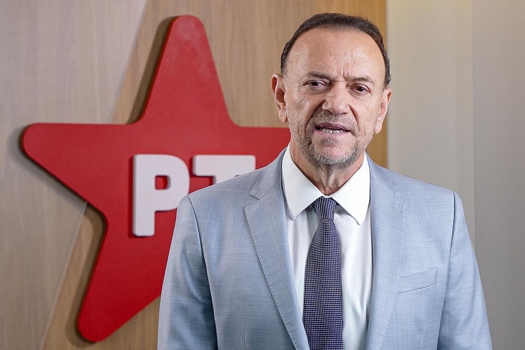 Flávio adota “cultura golpista” do pai, diz presidente do PT Flávio adota “cultura golpista” do pai, diz presidente do PT
