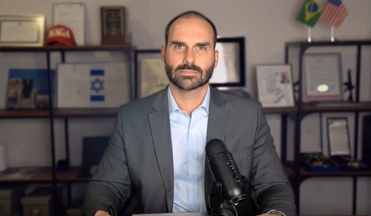 O deputado federal Eduardo Bolsonaro durante entrevista exclusiva ao SBT | Reprodução/SBT