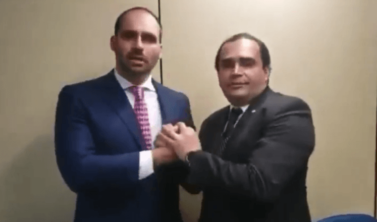Os deputados Eduardo Bolsonaro e Marcelo Freitas durante vídeo gravado em 2019 | Reprodução/X