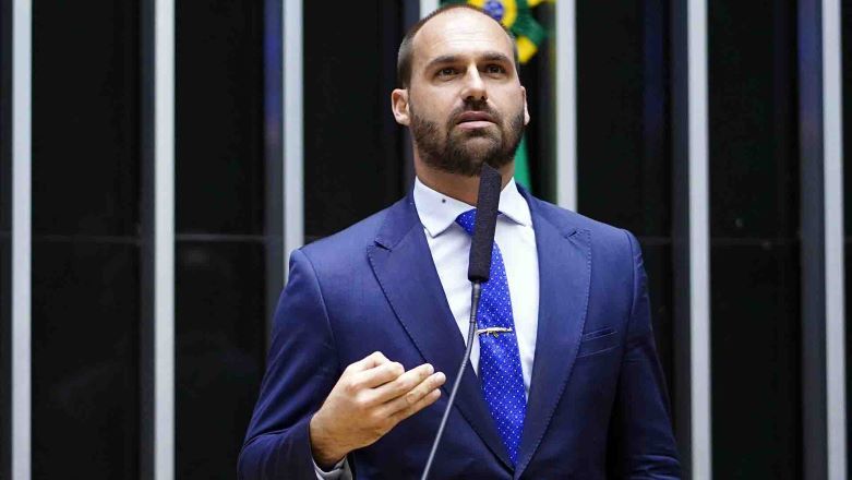 URGENTE: Moraes Bate o Martelo! Eduardo Bolsonaro Será Réu no STF por Tentativa de Golpe!