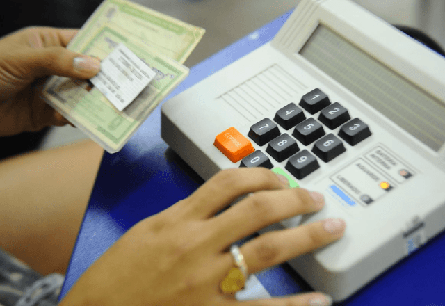 Mais de 800 mil brasileiros no exterior podem votar em 2026; veja como tirar ou regularizar o título Mais de 800 mil brasileiros no exterior podem votar em 2026; veja como tirar ou regularizar o título