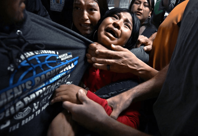 Imagem de família separada por agentes de imigração vence prêmio de Foto do Ano