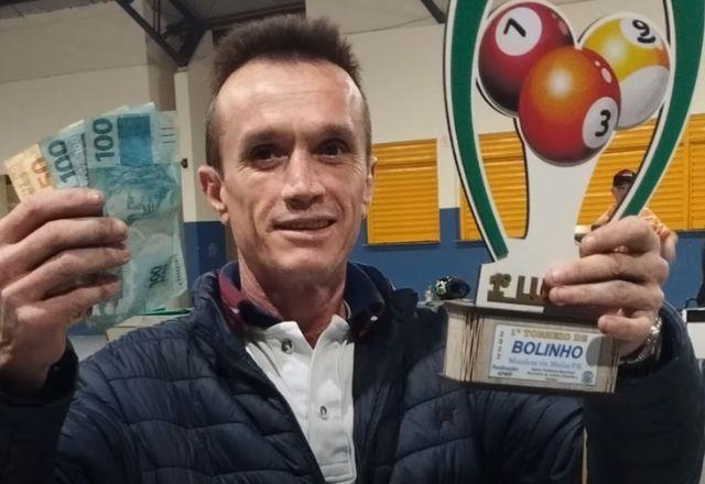 elizeu com dinheiro e troféu de torneio de sinuca