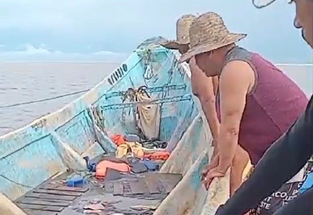 Barco com corpos em decomposição