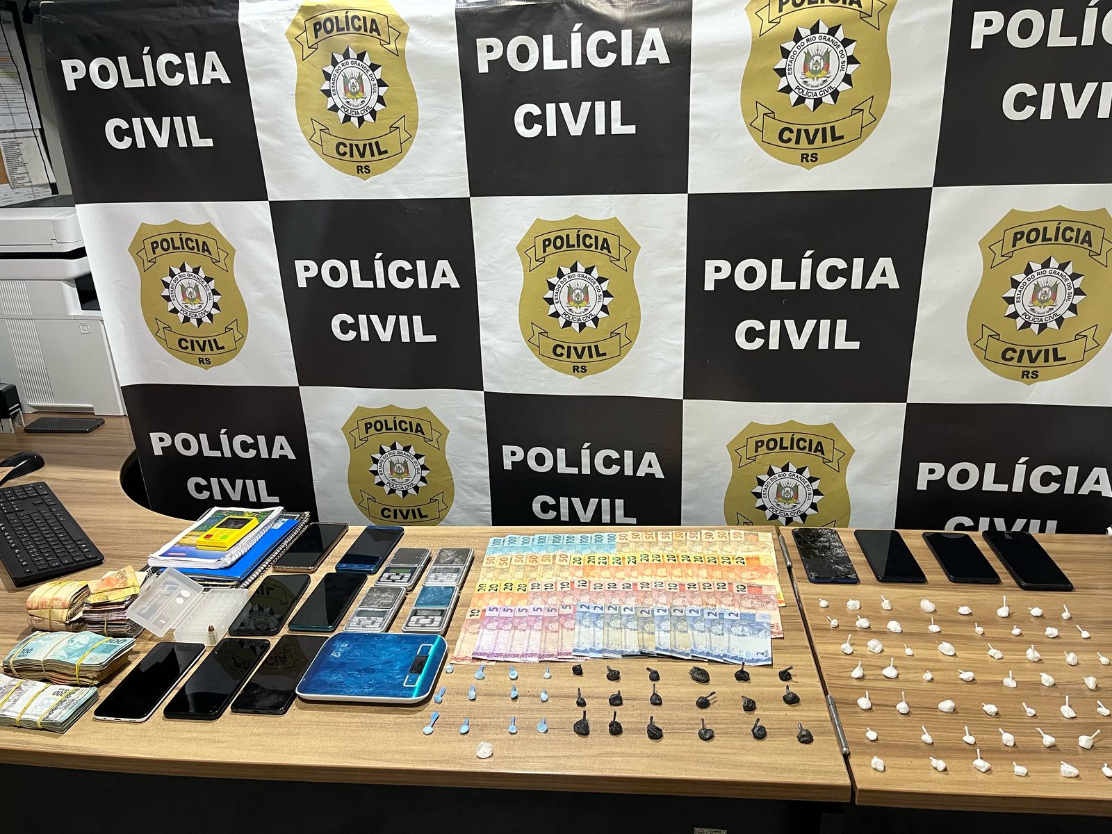 Policiais apreenderam drogas, celulares e dinheiro em espécie em operação. | Divulgação/Polícia Civil