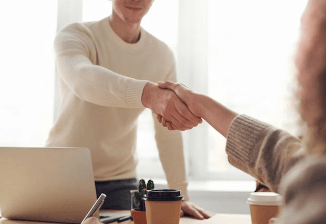 Duas pessoas apertando as mãos | Reprodução/Pexels