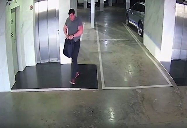 Vídeo mostra suspeito de matar gari guardando arma em mochila após o crime. | Divulgação/Polícia Civil