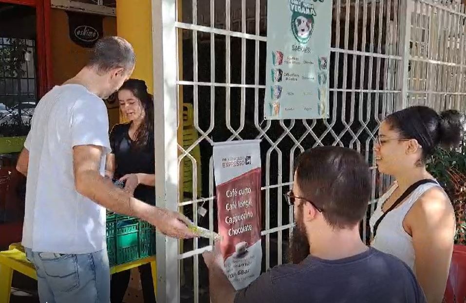 Moradores afetados pelas enchentes em Porto Alegre ganham sorvete de empresário | Reprodução Mônica/SBT RS