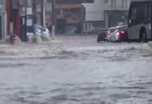 enchente em uma avenida da cidade