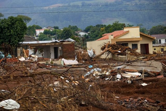 Rescaldo em área da cidade gaúcha de Roca Sales (Gustavo Mansur/ Palácio Piratini)