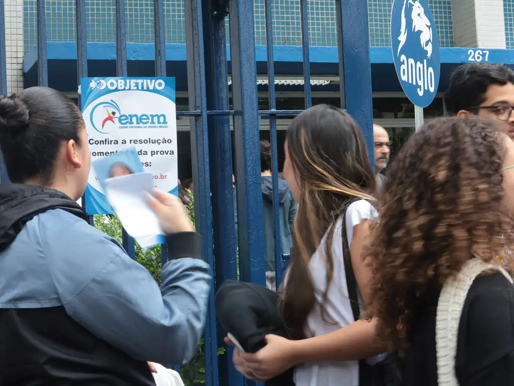 Candidatos chegam para fazer primeiro dia de Enem | Paulo Pinto/Agência Brasil