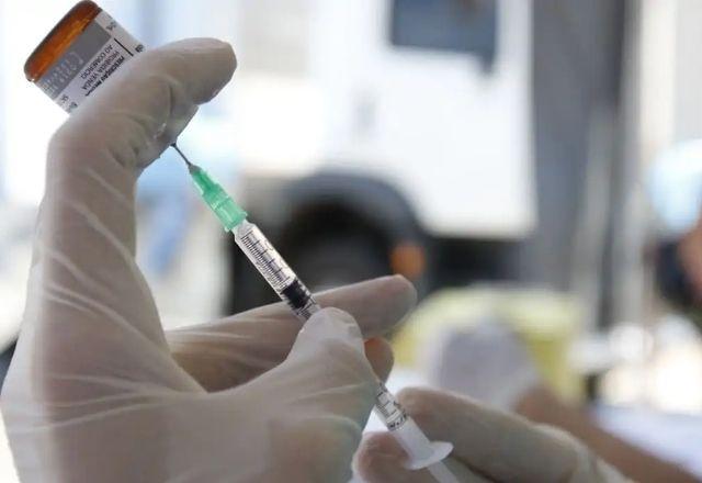 enfermeira dosando aplicação de vacina