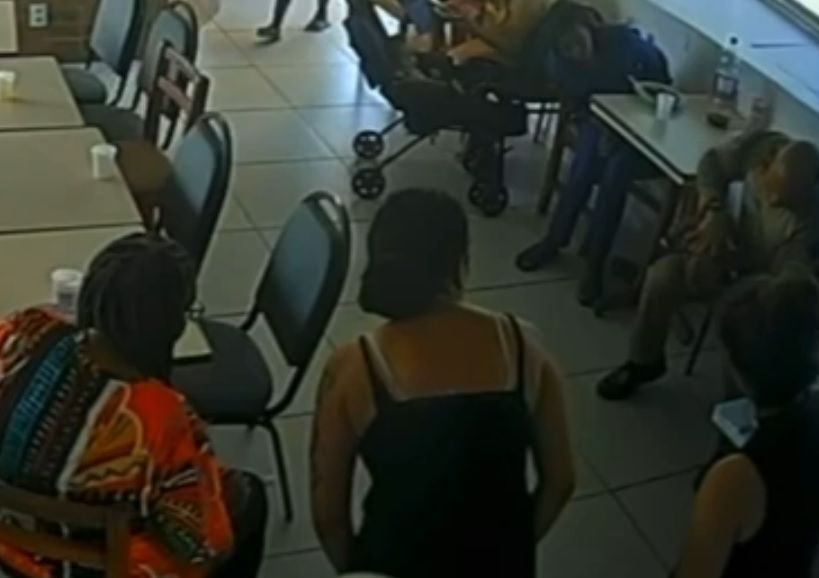 Agente agiu rápido para evitar asfixia de criança engasgada. | Reprodução/Circuito de segurança