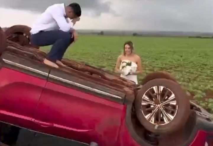 Carro com noivos capota a caminho de sessão de fotos e gera ensaio inusitado