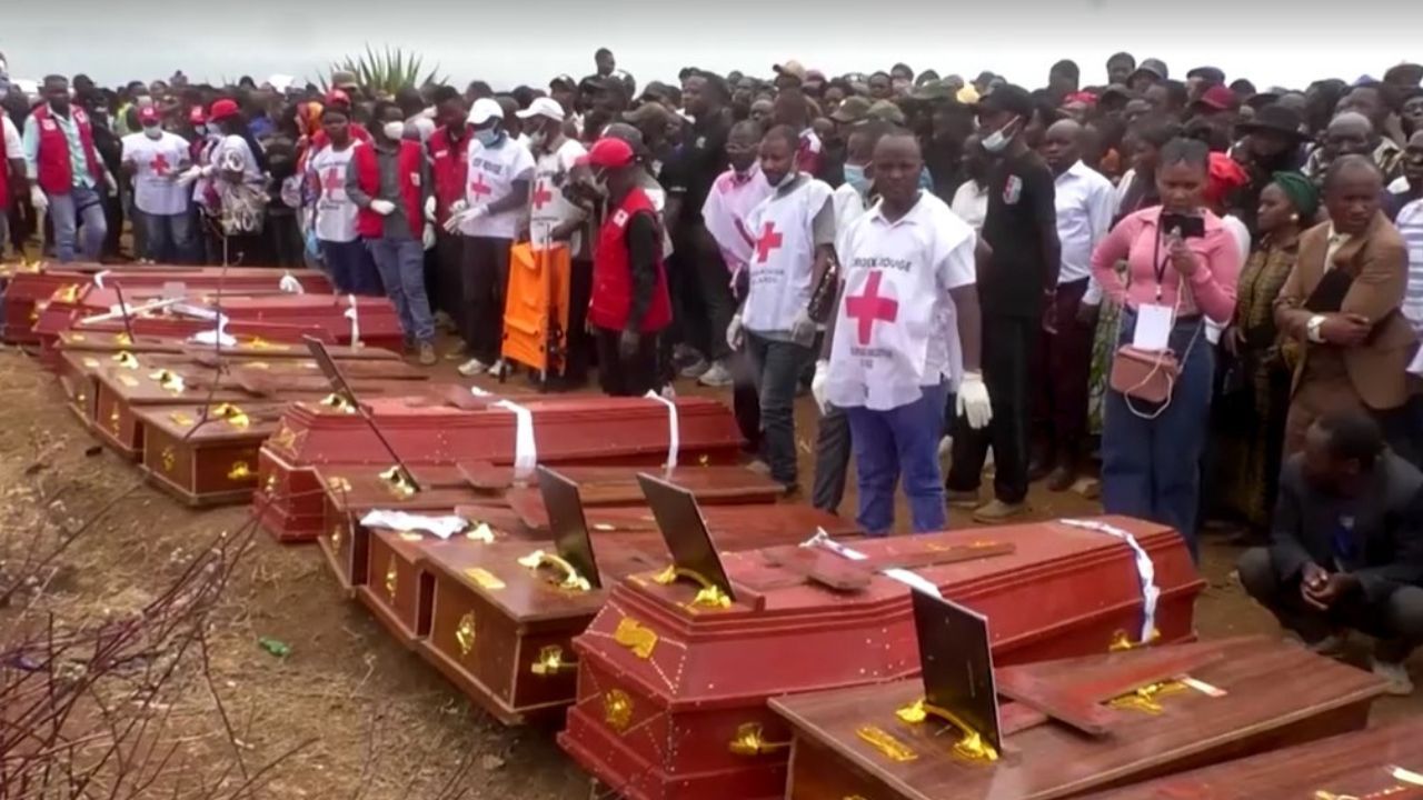 Crianças mortas em incêndio no Congo são enterradas
