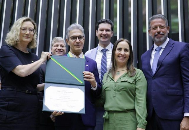 Romeu Zema recebendo diploma de menção honrosa de Maria do Rosário e Adriana Ventura, ao lado de Arthur Lira (Marina Ramos/Câmara dos Deputados)