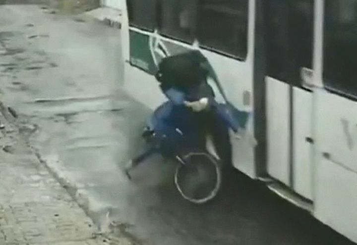 Ônibus atropela e quase passa por cima de entregador