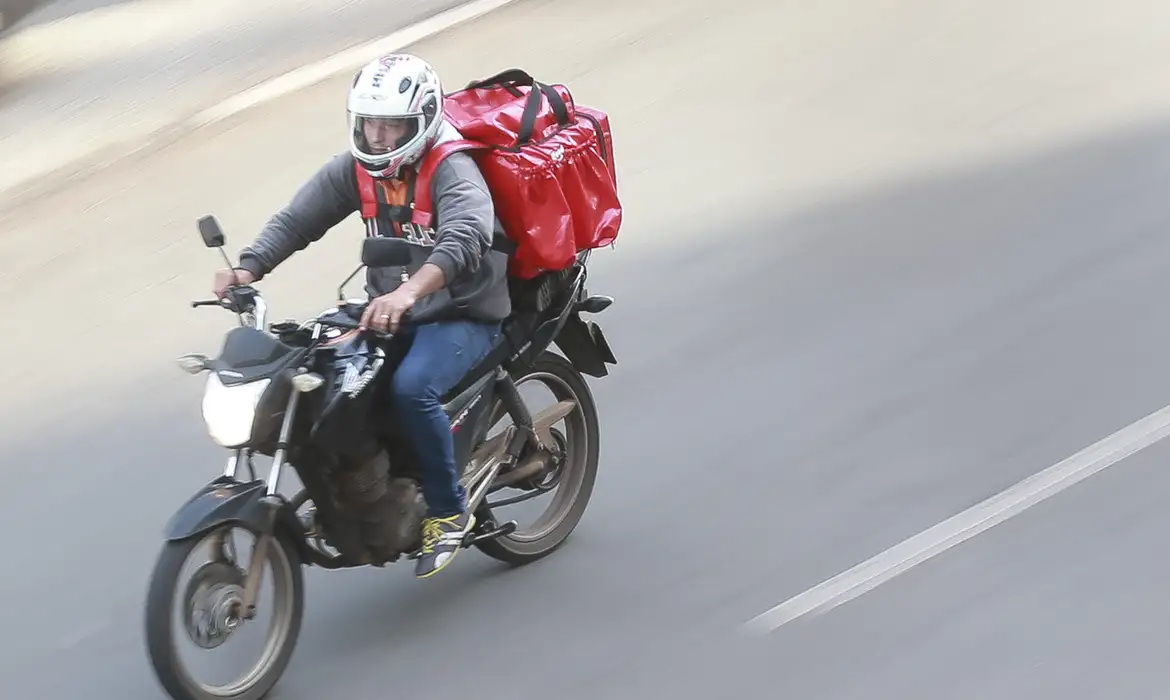 Governo negocia regulamentação para motoentregadores