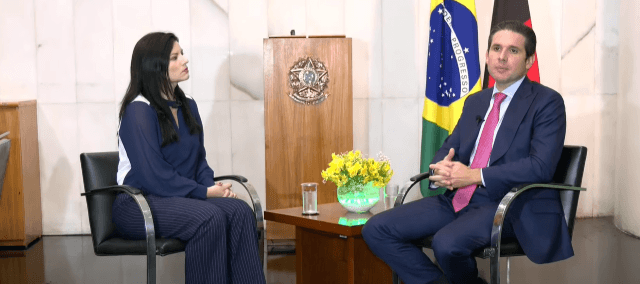 O presidente da Câmara dos Deputados, Hugo Motta (Republicanos-PB), e a repórter do SBT Brasil, Soane Guerreiro | Foto: Reprodução