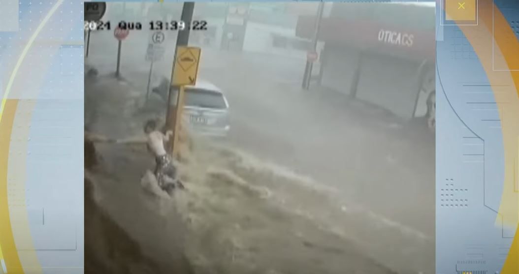Vídeo: Mulher é salva após ser arrastada por enxurrada em São Carlos (SP)