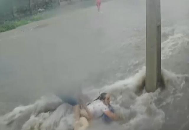 enxurrada leva pessoas