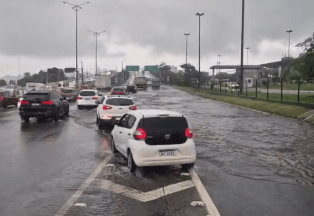 Defesa Civil alerta para que a população não tente atravessar vias submersas ou com água corrente. | Divulgação/Prefeitura de Florianópolis