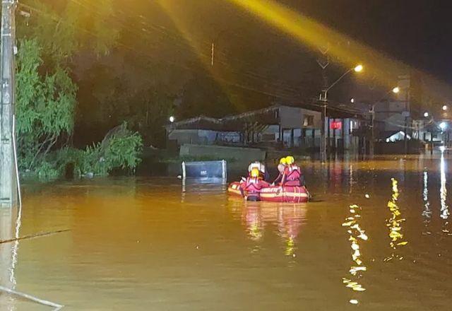 equipe dos bombeiros em bote