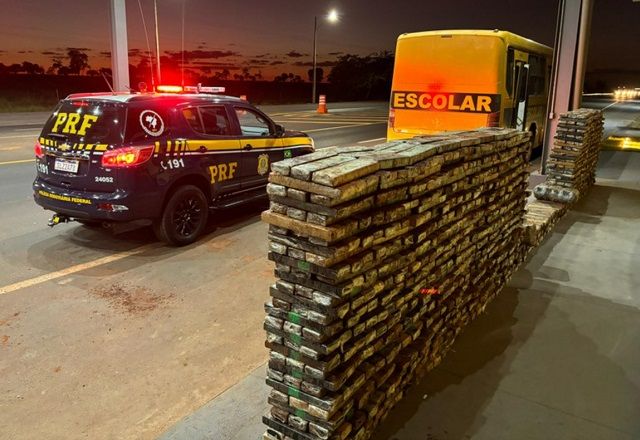 Maconha e skunk estavam escondidos em um compartimento oculto no assoalho do ônibus | Divulgação/PRF