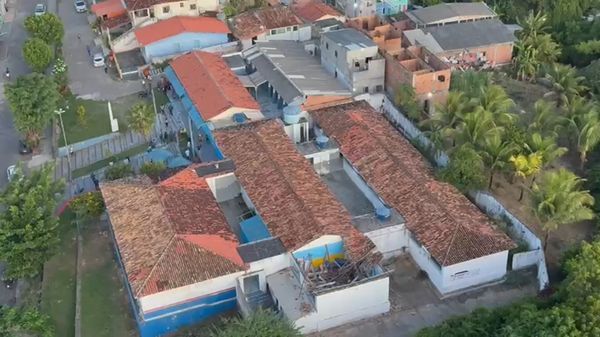 Imagem aérea mostra teto que desabou em escola. | Reprodução/AratuOn