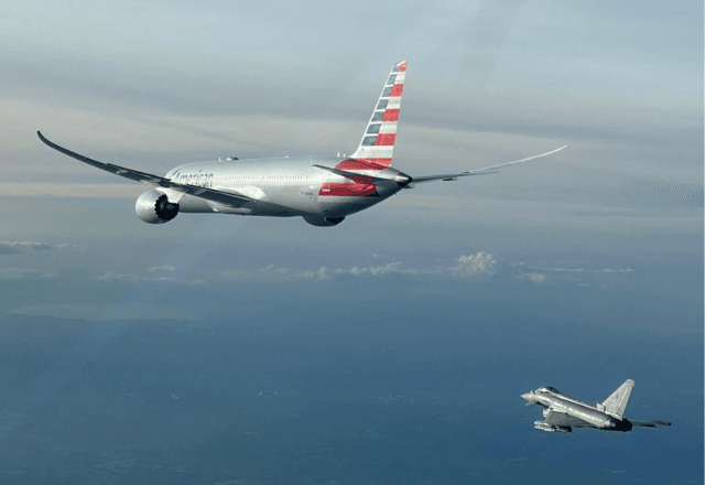 Aeronave da America Airlines tinha 199 passageiros a bordo / Divulgação Força Aérea Italiana