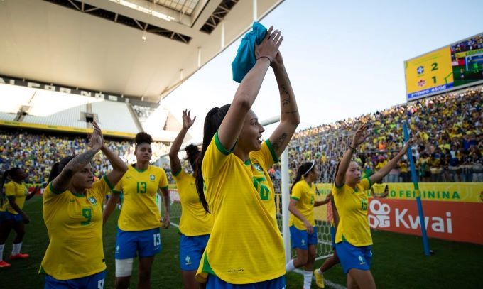 Foto: Lucas Figueiredo/CBF | Seleção brasileira feminina de futebol em campo, com arquibancada lotada