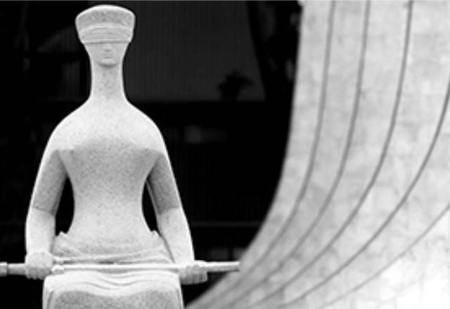 estátua da justiça em frente ao STF