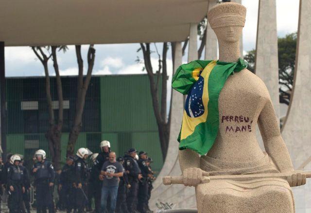 Estátua da Justiça, em frente ao STF, pichada com a frase 'Perdeu, mané'