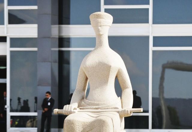 estatua na frente da sede do stf