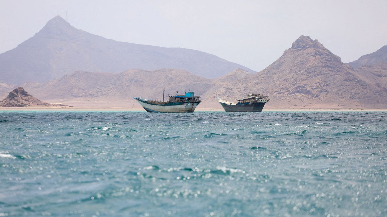 Barcos navegam perto da costa de Bab-el-Mandeb, no Iêmen | REUTERS