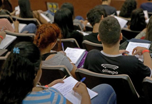 Alunos participam de uma aula | Agência Brasil