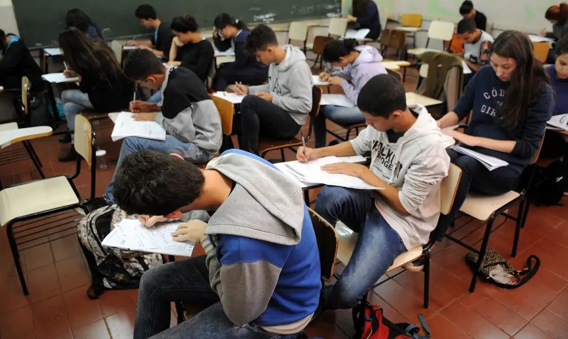 Lula confirma poupança para alunos do ensino médio; veja as regras