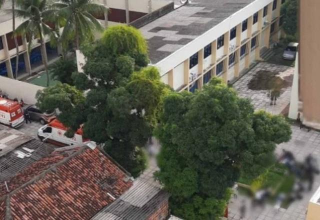 estudantes foram atendidos no pátio da escola
