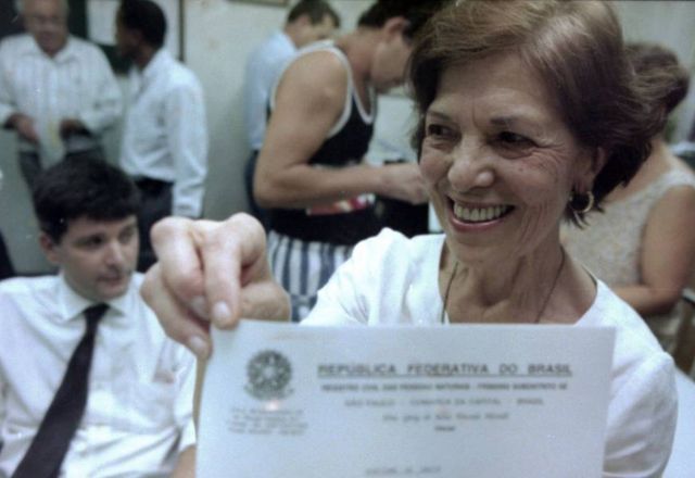 Eunice Paiva, esposa do ex-deputado Rubens Paiva, morto pela ditadura em 1971, conseguiu a primeira certidão de óbito do marido em 1996; documento não especificava causa da morte | Reprodução/MDHC
