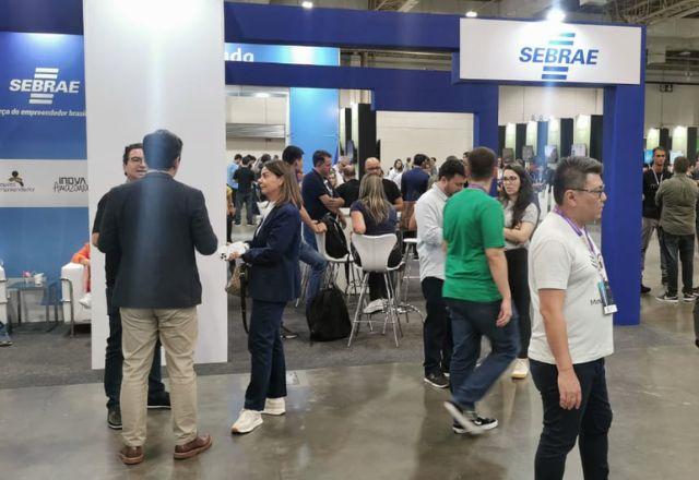 evento de startups e um estande do sebrae com pessoas no entorno