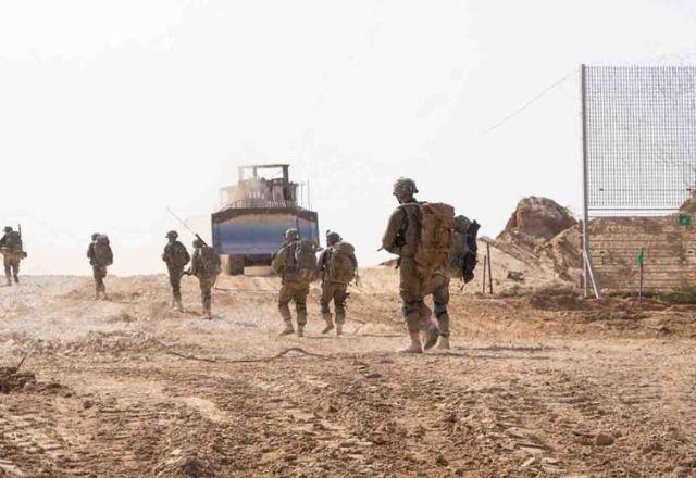 Militares israelenses cercam Cidade de Gaza para nova fase de ofensiva terrestre Militares israelenses cercam Cidade de Gaza para nova fase de ofensiva terrestre