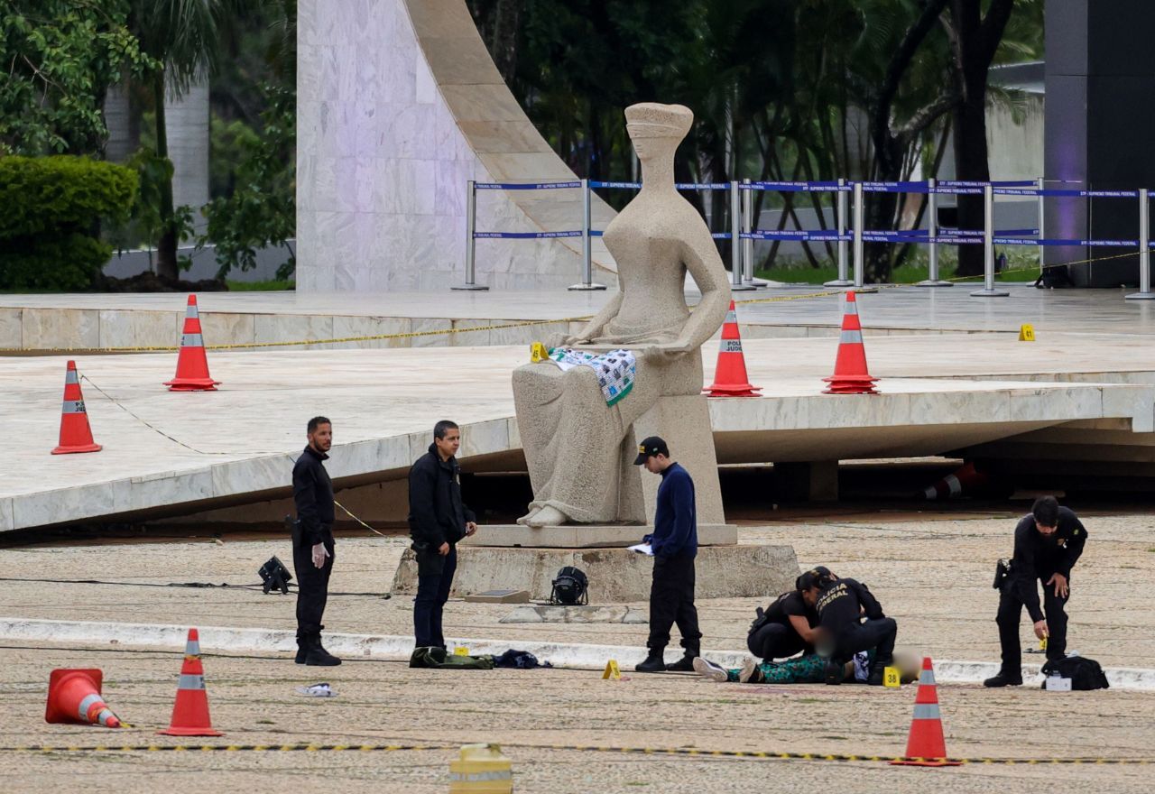 Policiais fazem perícia no corpo de Francisco Wanderley Luiz, autor das explosões na Praça dos Três Poderes | Fabio Rodrigues-Pozzebom/Agência Brasil