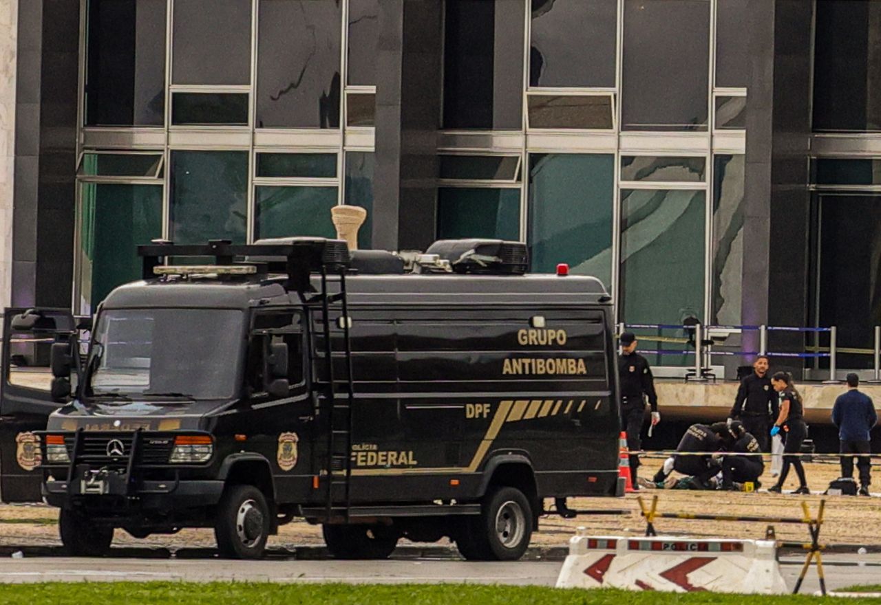 Policiais fazem perícia no corpo de Francisco Wanderley Luiz, autor das explosões na Praça dos Três Poderes | Fabio Rodrigues-Pozzebom/Agência Brasil