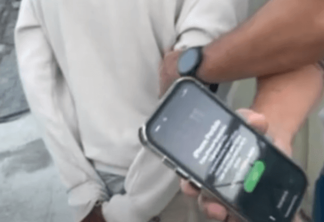 Motorista de aplicativo é preso após cobrar resgate de celular esquecido no carro