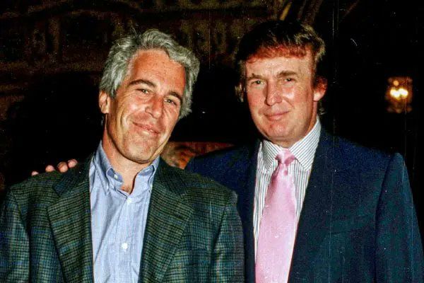 Jeffrey Epstein ao lado de Donald Trump, na propriedade Mar-a-Lago, Palm Beach, Flórida, 1997 | Divulgação