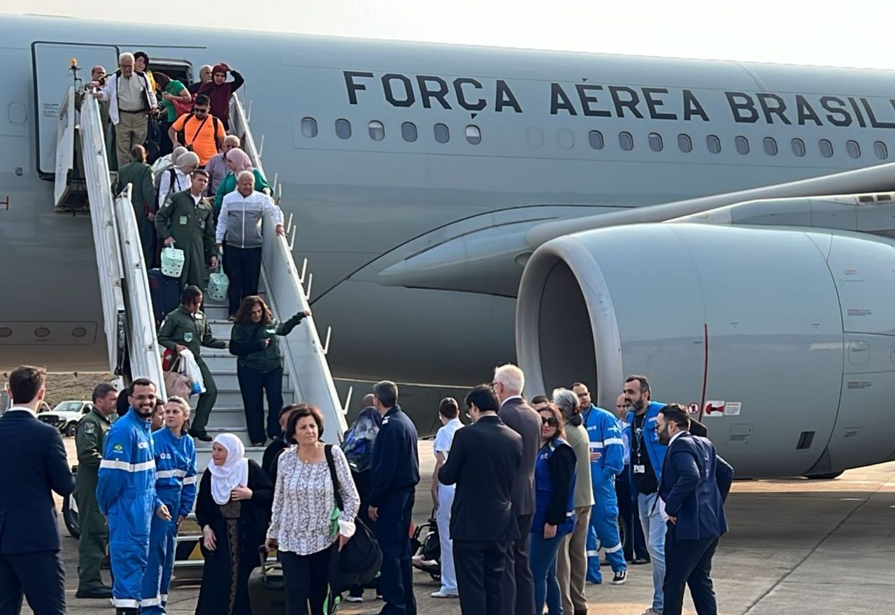 227 pessoas foram resgatadas no segundo voo da operação Raízes do Cedro | Divulgação/FAB