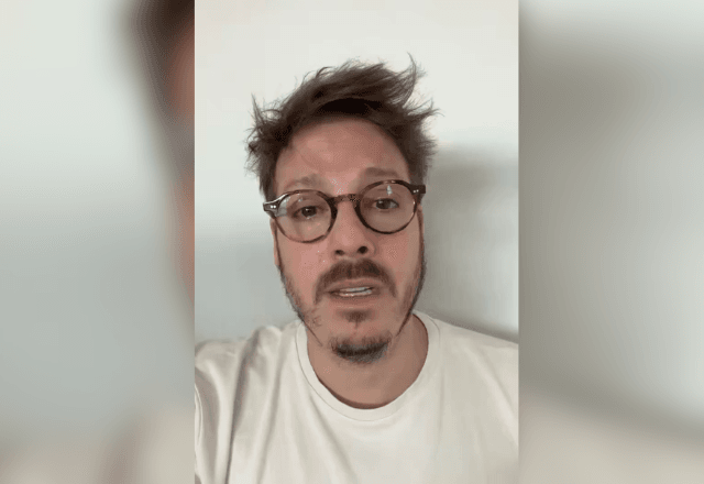 Porchat Detona: Humorista Celebra Título de 'Persona Non Grata' e Manda a Real para Deputados
