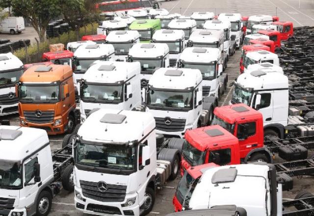 Mercedes-Benz é a quinta montadora a dar férias coletivas no Brasil Mercedes-Benz é a quinta montadora a dar férias coletivas no Brasil
