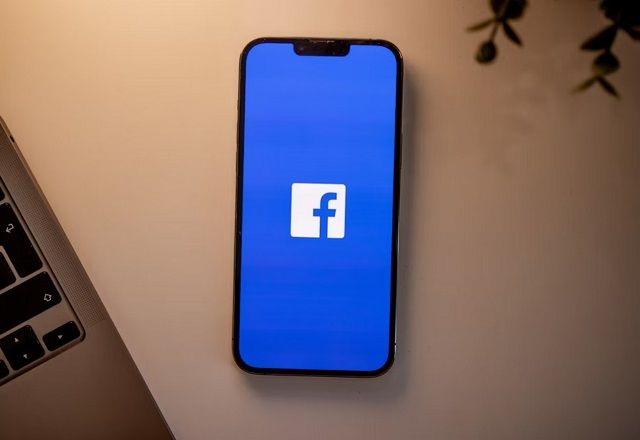 Logo do Facebook em tela de celular (Unsplash)