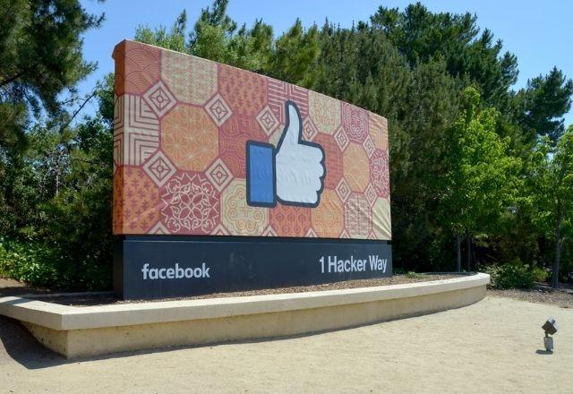 fachada da sede do facebook na california com o simbolo do like